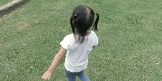 公园里快乐的小女孩。