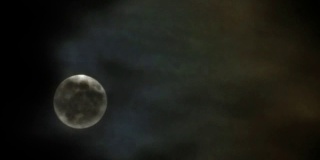 美丽而怪异的月亮和云彩