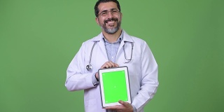英俊的波斯胡子男子医生展示数字平板电脑
