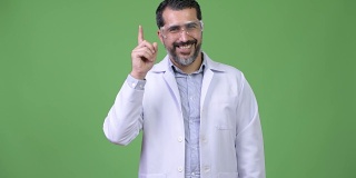 英俊的波斯胡子男子医生戴着防护眼镜，指着上面