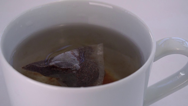 茶袋冲泡在一大杯水