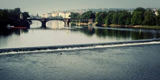 布拉格，2015年5月25日:布拉格伏尔塔瓦河的美丽景色。