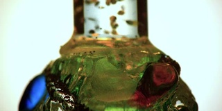 一个古董电子玻璃圣诞气泡装饰品开始起泡的近距离视频