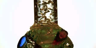 一个古董电子玻璃圣诞气泡装饰的近距离视频，作为圣诞树在一个白色的背景