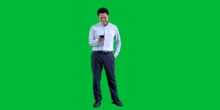 商人使用智能手机在绿色屏幕上，4K镜头与阿尔法通道。codeck- png +阿尔法。