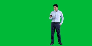 商人使用智能手机在绿色屏幕上，4K镜头与阿尔法通道。codeck- png +阿尔法。