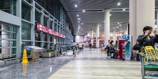 时光流逝:中国澳门机场出发大厅的旅客拥挤