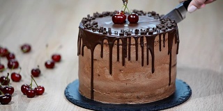 巧克力蛋糕配樱桃和巧克力奶油。