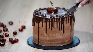 巧克力蛋糕配樱桃和巧克力奶油。视频素材模板下载