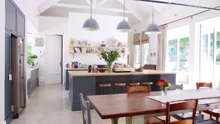 大型家庭厨房在一个时期的转换房子视频素材模板下载
