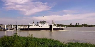 渡船载着车辆和游客穿过法国罗纳河，视频4K