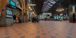 行人在哥本哈根火车站终点站拥挤的时间流逝