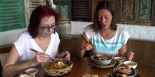 女人在餐馆吃海鲜棒