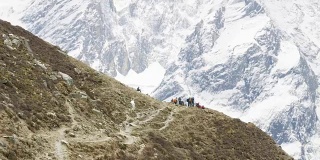 许多背包客在尼泊尔的拉克山口徒步旅行。Manaslu区域。