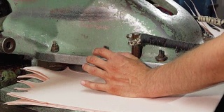 工匠在制鞋时使用内底切割机