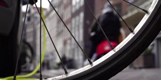 阿姆斯特丹，一辆电动汽车在自行车轮子上充电