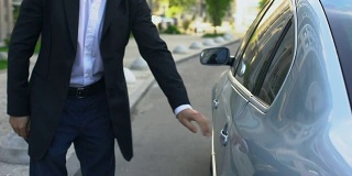 私人司机为可敬的商人开车门，提供专职司机服务