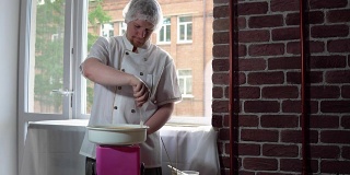 年轻男厨师正在用特殊的机器制作棉花糖。