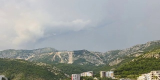 时光流逝，黑山布达瓦附近的贝奇市的亚得里亚海海岸线，快速移动的雨云
