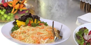 在豪华餐厅室内组团餐饮自助餐，以肉类、五颜六色的水果和蔬菜为主。
