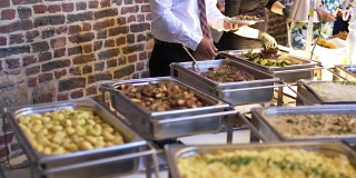 在豪华餐厅室内组团餐饮自助餐，以肉类、五颜六色的水果和蔬菜为主。