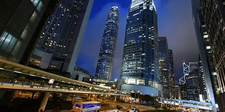 香港晚上的摩天大楼