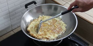 煎蛋卷混合碎猪肉在平底锅中煎