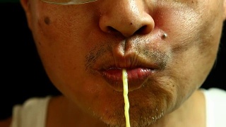 泰国男子吃面条视频素材模板下载