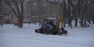 城市里飘落的雪花。缓慢的运动。