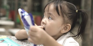 亚洲儿童吃甜食