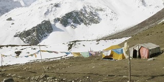 达马萨拉帐篷营地在Larke山口，海拔4500米。Manaslu电路长途跋涉。