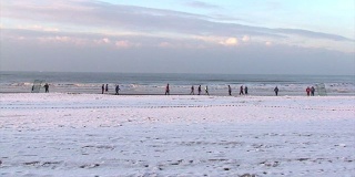 冬天沙滩足球