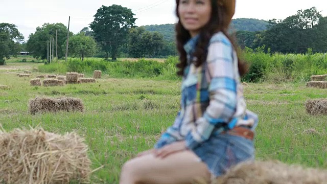 在美丽的草地上，在农场和森林里有干草堆的妇女农民