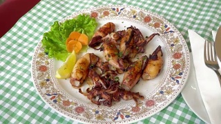 烧烤和油炸海鲜在传统的地中海盘子配上夏季蔬菜和水果-希腊，克罗地亚，意大利，黑山，鱿鱼。视频素材模板下载