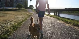 截肢者和他的狗在河边散步