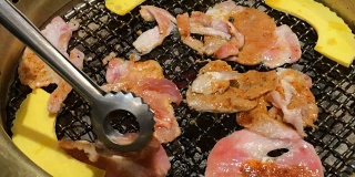 近距离用木炭在吧台上烧烤韩国烤肉