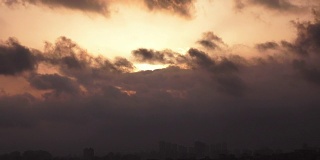 时间流逝日落在多云的天空上方的城市，土耳其