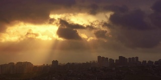 时间流逝日落在多云的天空上方的城市，土耳其