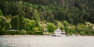乘渡船到山湖旅游。