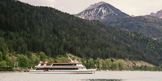 乘渡船到山湖旅游。