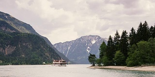 乘渡船到山湖旅游。