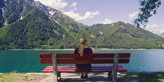 独自坐在椅子上的女孩看风景观光山湖风景。