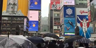 人们走在大阪的道顿堀。