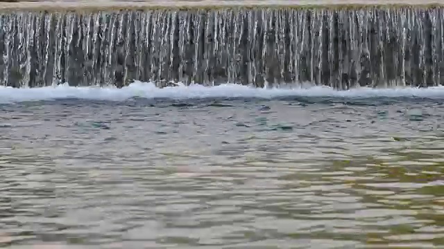 小水坝，水流湍急，4K。