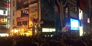 日本球迷在大阪道顿堀桥庆祝。