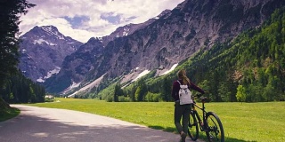奥地利阿尔卑斯山的自行车旅游。