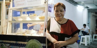 肖像的高级女性老板的冰淇淋店，小企业