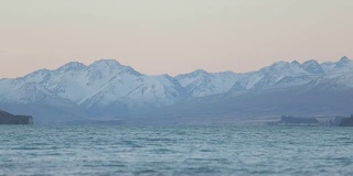 日落时分的山脉和湖泊——泰卡波湖，新西兰