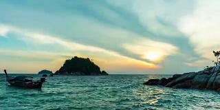 大海和日出在日出海滩，里皮岛，泰国，时间流逝视频