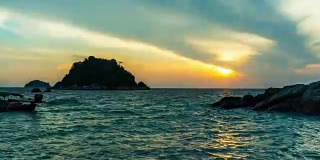 大海和日出在日出海滩，里皮岛，泰国，时间流逝视频
